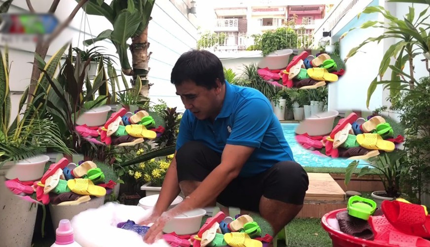 Nam MC có thói quen đi dép tổ ong từ nhỏ vì sinh ra ở vùng quê nghèo khó. Sau này dù đã trở thành người nổi tiếng nhưng anh vẫn giữ thói quen ấy vì không quên được những ngày khốn khó.