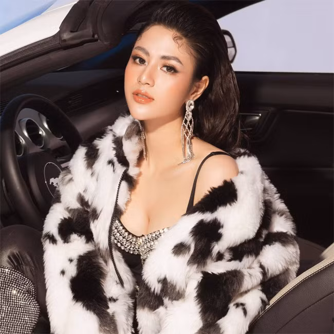 Theo chia sẻ của nữ diễn viên trẻ Việt Hoa - người vào vai Thiên Nga, vợ sắp cưới của Long trong "Hương vị tình thân", trái với những vai diễn đanh đá, ghê gớm cô thường thủ vai trên màn ảnh, ngoài đời, cô là người nhút nhát, ít nói.