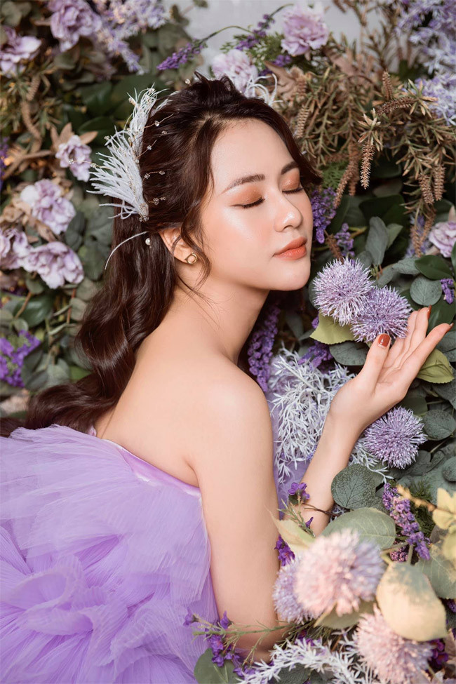 Năm 2020 Việt Hoa giành Huy chương vàng cuộc thi “Tài năng trẻ diễn viên kịch nói toàn quốc” với vai Phồn Y trong vở kịch Lôi Vũ.