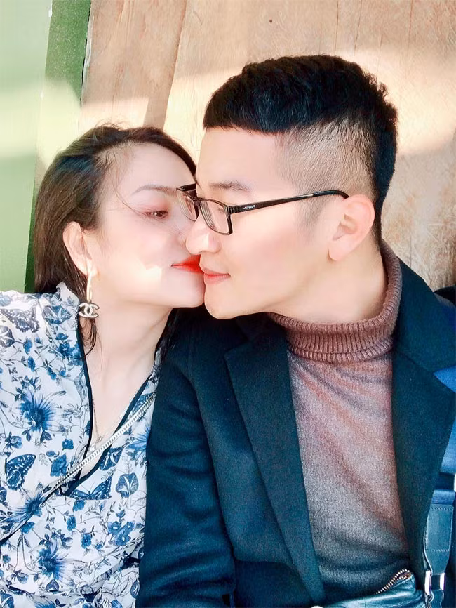 Vương Trí, bạn trai Việt Hoa từng tốt nghiệp Đại học Sân khấu Điện ảnh. Cả hai được khen là rất đẹp đôi.