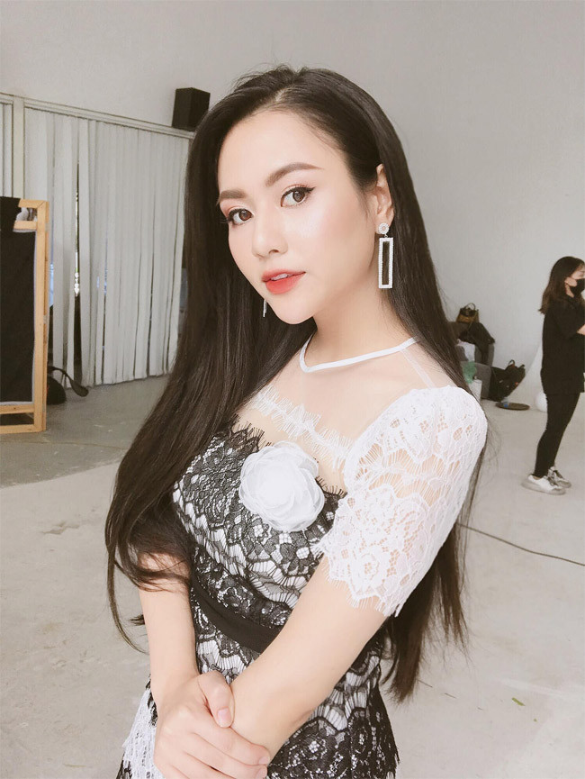 Việt Hoa được đánh giá là một trong những gương mặt diễn viên truyền hình triển vọng nhờ vẻ ngoài xinh đẹp và khả năng diễn xuất tốt.