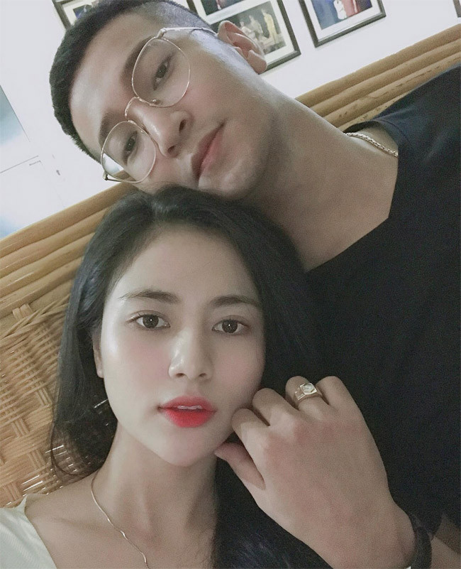 Việt Hoa hiện hạnh phúc trong mối quan hệ với bạn trai Vương Trí, một đồng nghiệp của cô.