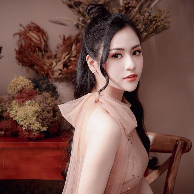 Ngoài đời nữ diễn viên "Hương vị tình thân" là người hiền lành, thích phong cách ăn mặc kín đáo.