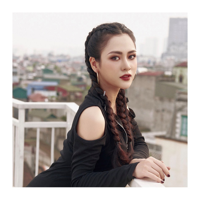 Việt Hoa sinh năm 1996, quê Yên Bái, đã tốt nghiệp Đại học Sân khấu - Điện ảnh Hà Nội, hiện là diễn viên của Nhà hát Kịch Việt Nam.