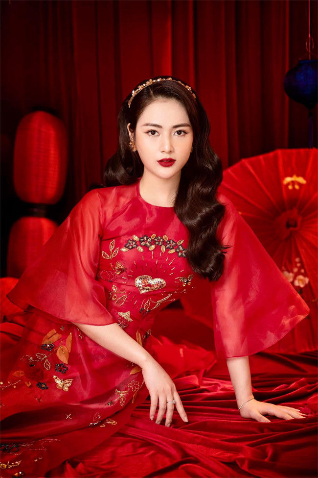 Theo Việt Hoa, trên sân khấu cô thường được chọn vào những vai đào thương, trái ngược hẳn với những vai diễn của cô trên truyền hình.