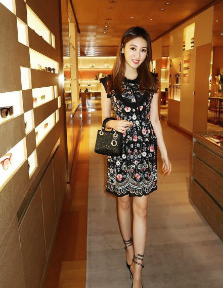 Trên trang cá nhân, người đẹp 9x thường xuyên khoe những món đồ hiệu sang chảnh từ quần áo tới phụ kiện.