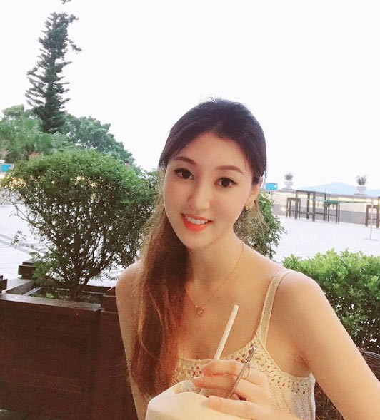 Hà Diễm Quyên được mệnh danh là “người đẹp chuyên săn đại gia” bởi sau khi thông báo chia tay chồng vào tháng 5/2019, cánh săn ảnh đã bắt gặp cô hôn Trần Diệu Chương - Chủ tịch một tập đoàn kinh doanh nhiều lĩnh vực như truyền hình, khách sạn với khối tài sản trị giá 10 tỷ HKD (gần 30.000 tỷ đồng).