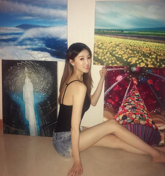 Tuy cuộc hôn nhân của người đẹp sinh năm 1991 và người chồng hơn cô 40 tuổi không lâu dài nhưng khi ly hôn cô được chồng chia cho 300 triệu HKD (gần 900 tỷ đồng).