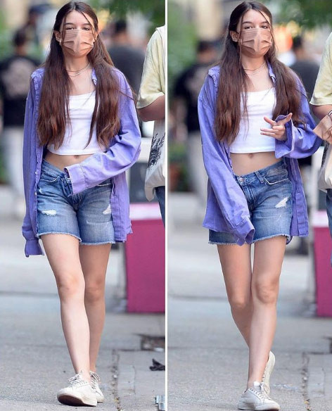 Ở tuổi thiếu niên, Suri ăn vận theo style giản dị của mẹ chứ không khoác lên mình những bộ đồ hiệu đắt tiền như lúc bé.