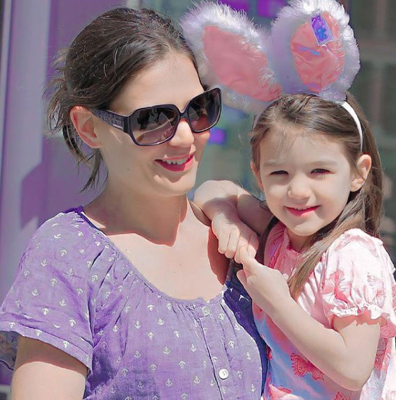 Từ khi bố mẹ chia tay, Suri sống với mẹ, nữ diễn viên Katie Holmes.