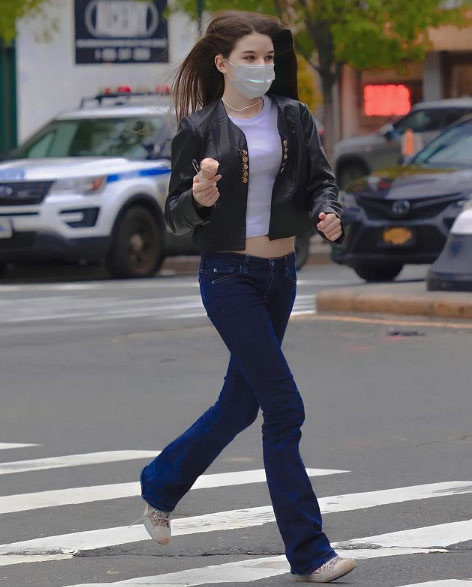 Con gái Tom Cruise rất thích mặc áo crop top để khoe eo thon.