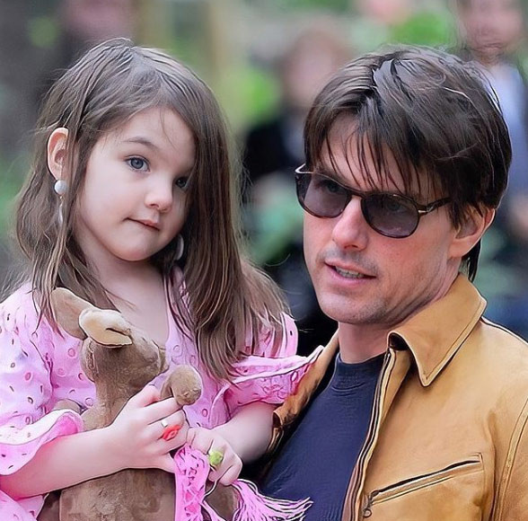 Từ nhỏ, Suri đã là một sao nhí được săn đón ở Hollywood nhờ vẻ xinh xắn và là con của hai ngôi sao hạng A.