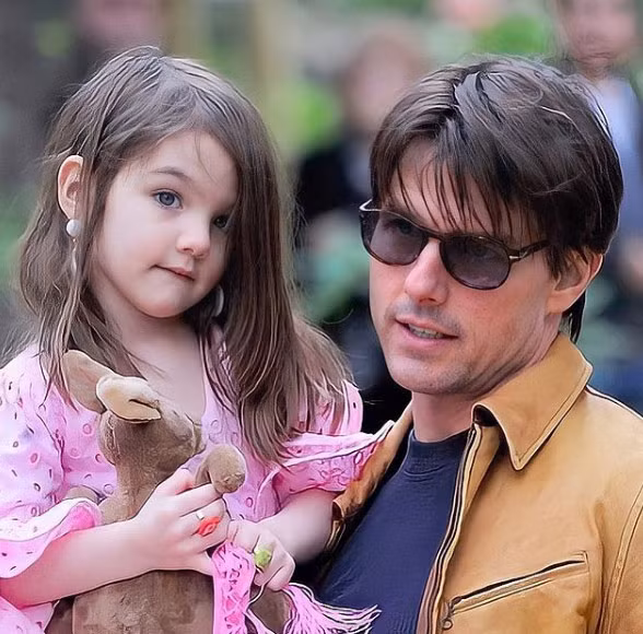 Từ nhỏ, Suri đã là một sao nhí được săn đón ở Hollywood nhờ vẻ xinh xắn và là con của hai ngôi sao hạng A.