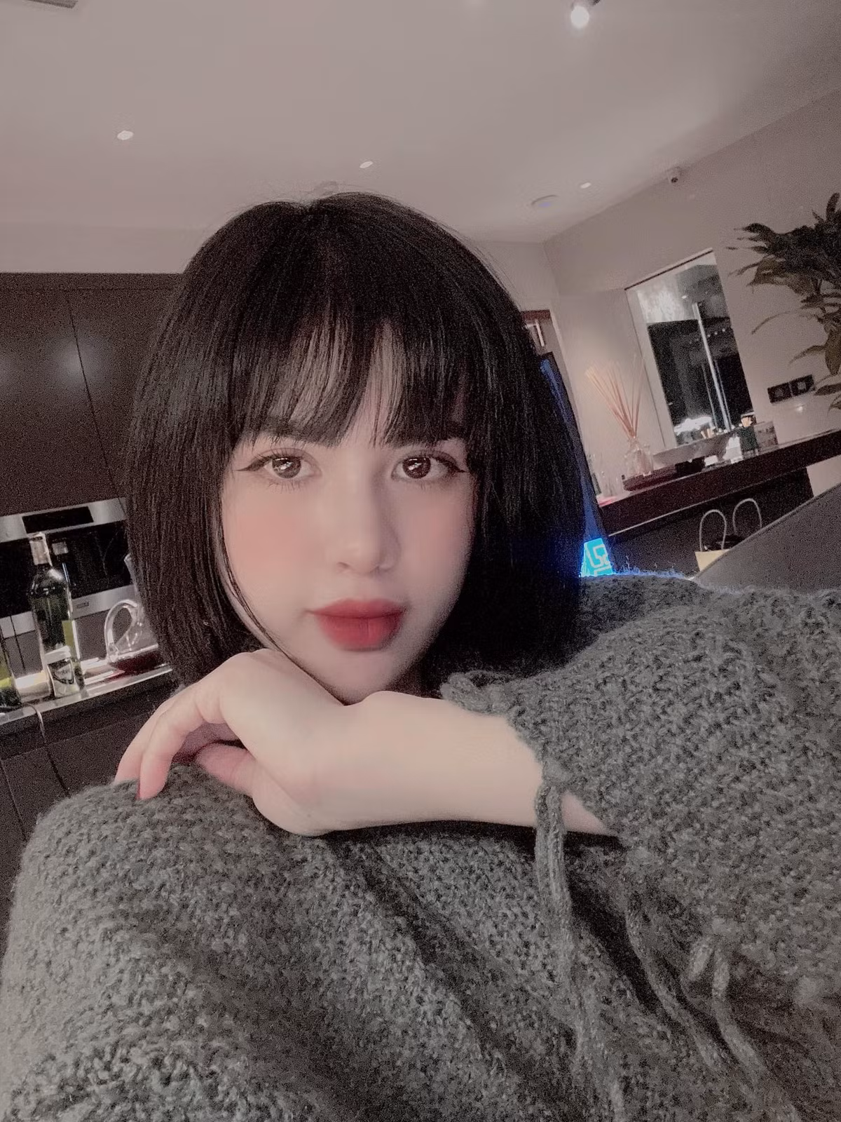 Style mới của Hương Trần khiến cô trông trẻ hơn tuổi 32. Bà mẹ một con còn vui đùa tự nhận: "Bé năm nay mới tròn 15 tuổi".