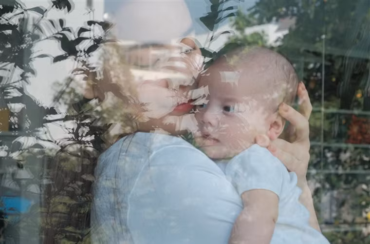 Còn con gái Lisa có gương mặt giống mẹ.