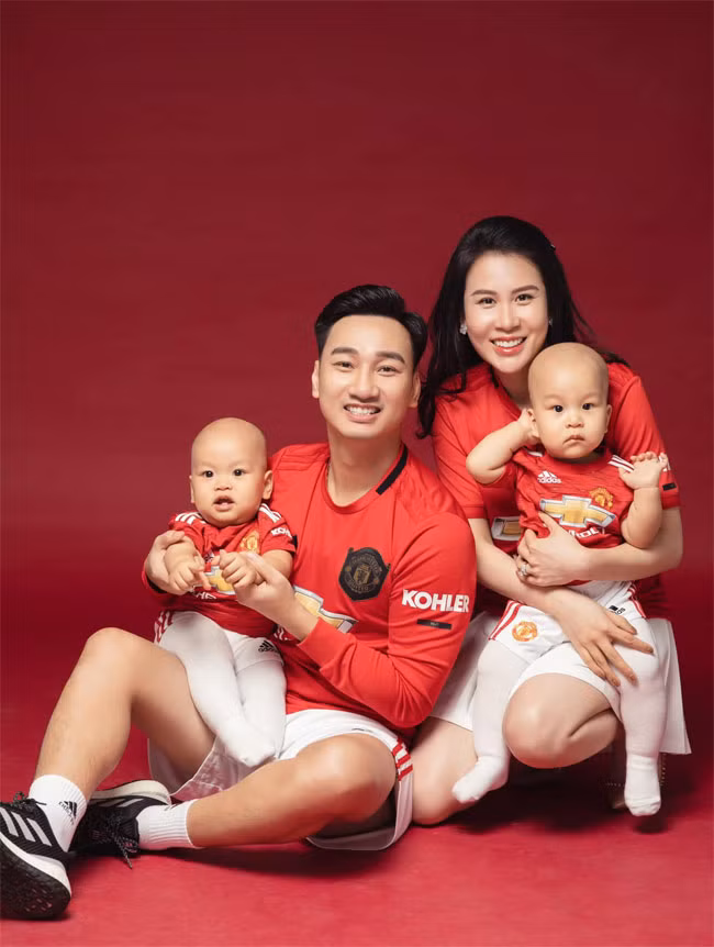 Hai bé trai song sinh nhà MC Thành Trung - bà xã Ngọc Hương chào đời vào tháng 12/2019, lần lượt nặng 3,34kg và 3,38kg.