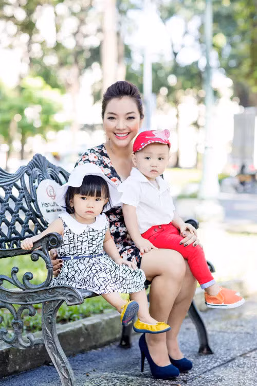 Hai bé sinh đôi của ca sĩ Phương Anh và chồng người Pakistan chào đời năm 2013. Phương Anh đặt tên con là Tường Mai và Hoàng Nam.