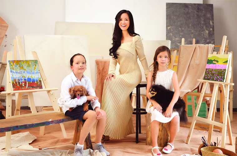 Cặp song sinh Tôm – Tép con của ca sĩ Hồng Nhung và chồng ngoại quốc Kevin Gilmore nay đã được 9 tuổi.