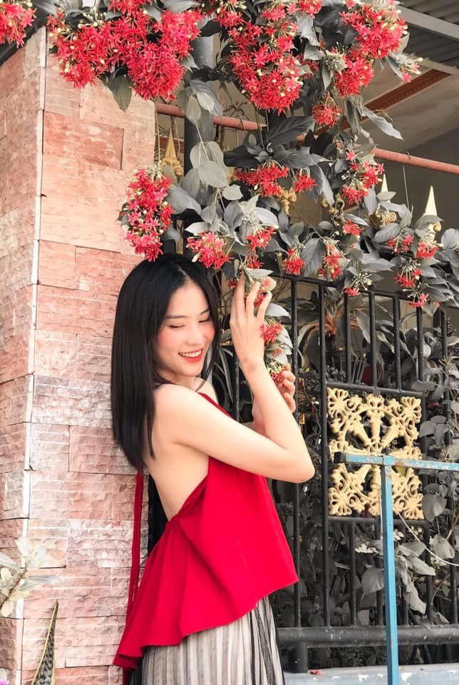 Trong phim mới, chị gái Nam Em còn thu hút với phong cách gợi cảm, sang chảnh, đẹp đẽ.