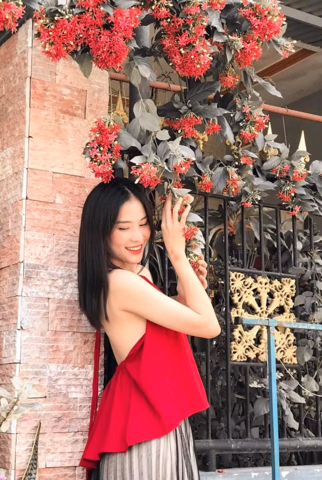 Trong phim mới, chị gái Nam Em còn thu hút với phong cách gợi cảm, sang chảnh, đẹp đẽ.