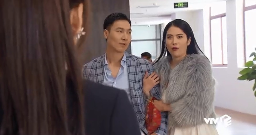 Ngay buổi đầu hẹn hò, Kỳ Duyên gây ấn tượng với biểu cảm "tưng tửng" hài hước. Cô nàng sau đó còn đến tận công ty Long rồi tự nhận là vợ chưa cưới của giám đốc, con dâu tương lai của chủ tịch và nhắc khéo Thy không được động đến người đàn ông của mình.