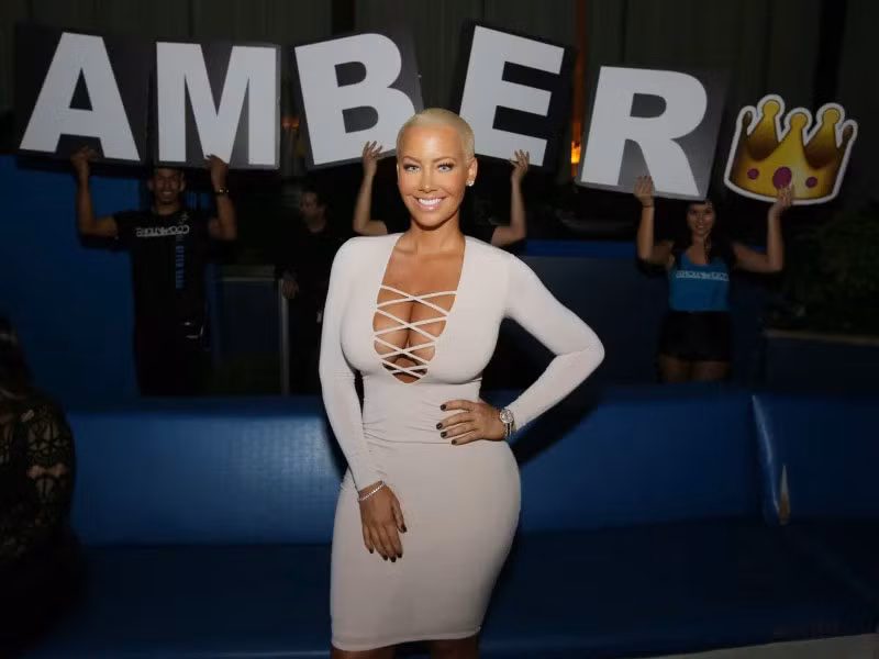 Ngoài thân hình, Amber còn được quan tâm nhờ mái tóc ngắn sát da đầu. (Ảnh: People)