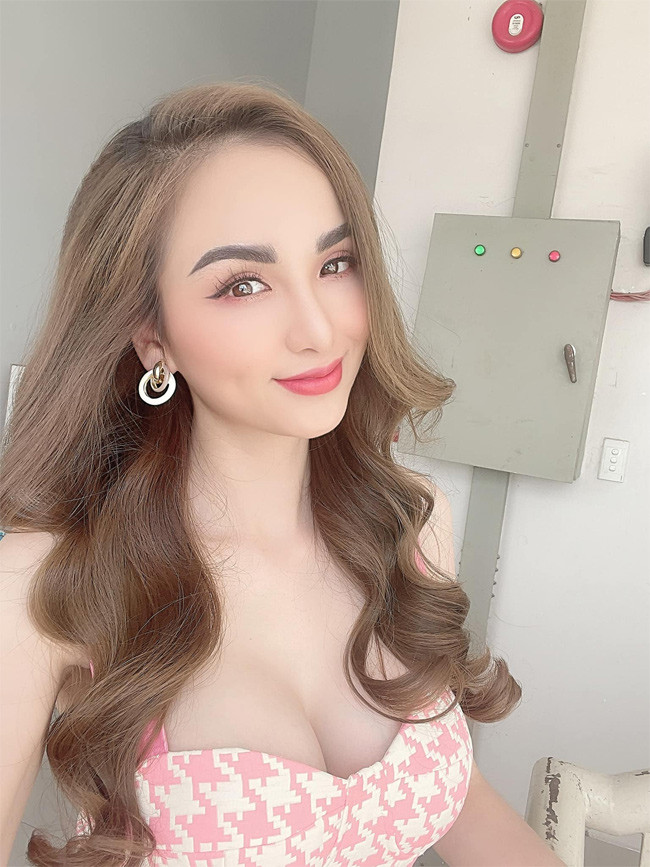 Vài năm trở lại đây, khuôn mặt của Diễm Hương thay đổi rất nhiều. Trên khuôn mặt cô, chỉ trừ lúm đồng tiền, ngoài ra mọi nét đều khác trước.