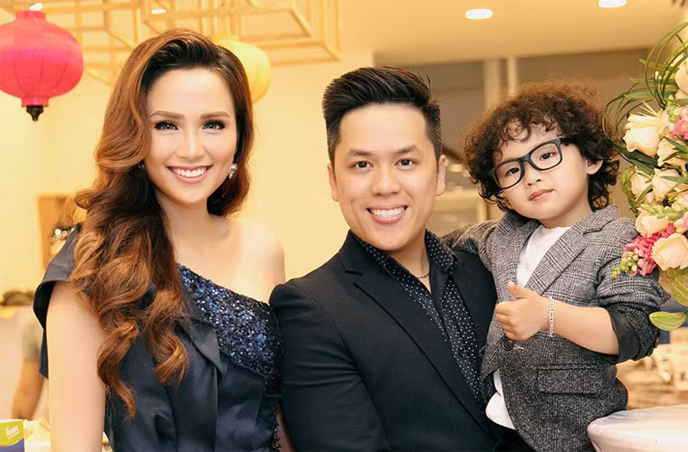 Năm 2015, Hoa hậu Diễm Hương lên xe hoa lần thứ hai với ông xã Quang Huy và có với nhau cậu con trai chung Noah. Mặc dù chưa lên tiếng khẳng định nhưng nhiều tin đồn cho rằng cô và người chồng thứ hai đã chia tay.