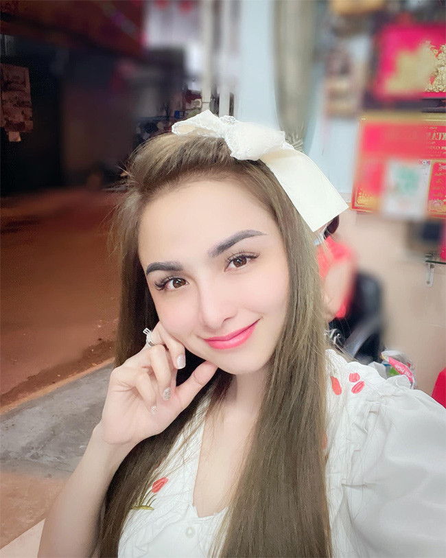 Mũi của người đẹp sinh năm 1990 cũng được cho là cao, dài hơn và khuôn mặt thon gọn hơn trước.