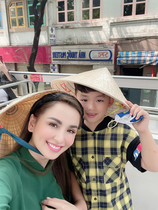 Nhan sắc ngày càng thăng hạng nhưng đời sống tình cảm của Diễm Hương lại không suôn sẻ. Trải qua hai cuộc hôn nhân không thành công, Diễm Hương giờ đang là mẹ đơn thân của một bé trai, con của cô và người chồng thứ 2.