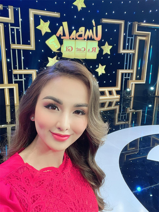 Tuy nhiên, Diễm Hương luôn phủ nhận chuyện phẫu thuật thẩm mỹ. Năm 2018, cô từng tuyên bố mình là "hoa thật chứ không phải hoa silicon".