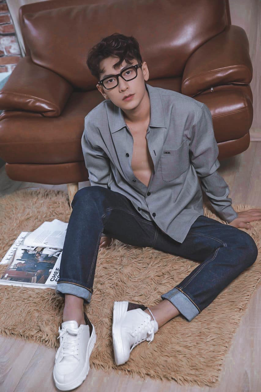 Trong loạt ảnh gần đây, giọng ca 8X hiếm hoi đăng ảnh theo mốt mặc áo phanh ngực khoe body lấp ló múi khiến hội chị em "phát sốt".