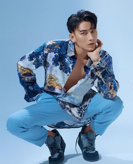 Nhờ vào vẻ ngoài điển trai cùng phong cách thời trang trẻ trung, nam ca sĩ được khen trẻ hơn so với tuổi.