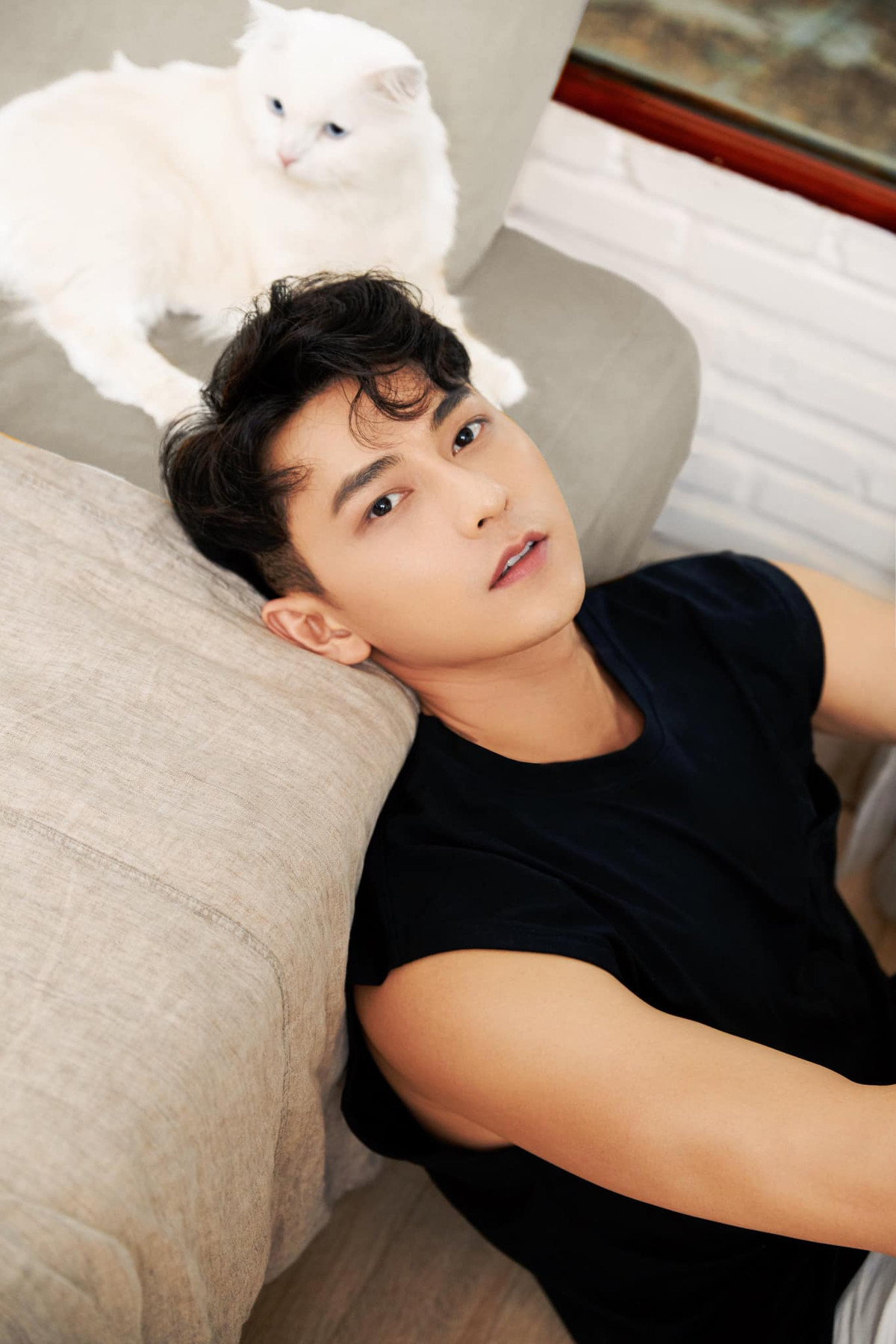 Dù được đông đảo fan nữ thi nhau nhận là "chồng" nhưng nam ca sĩ hiện vẫn "đi về lẻ bóng" ở tuổi 33.