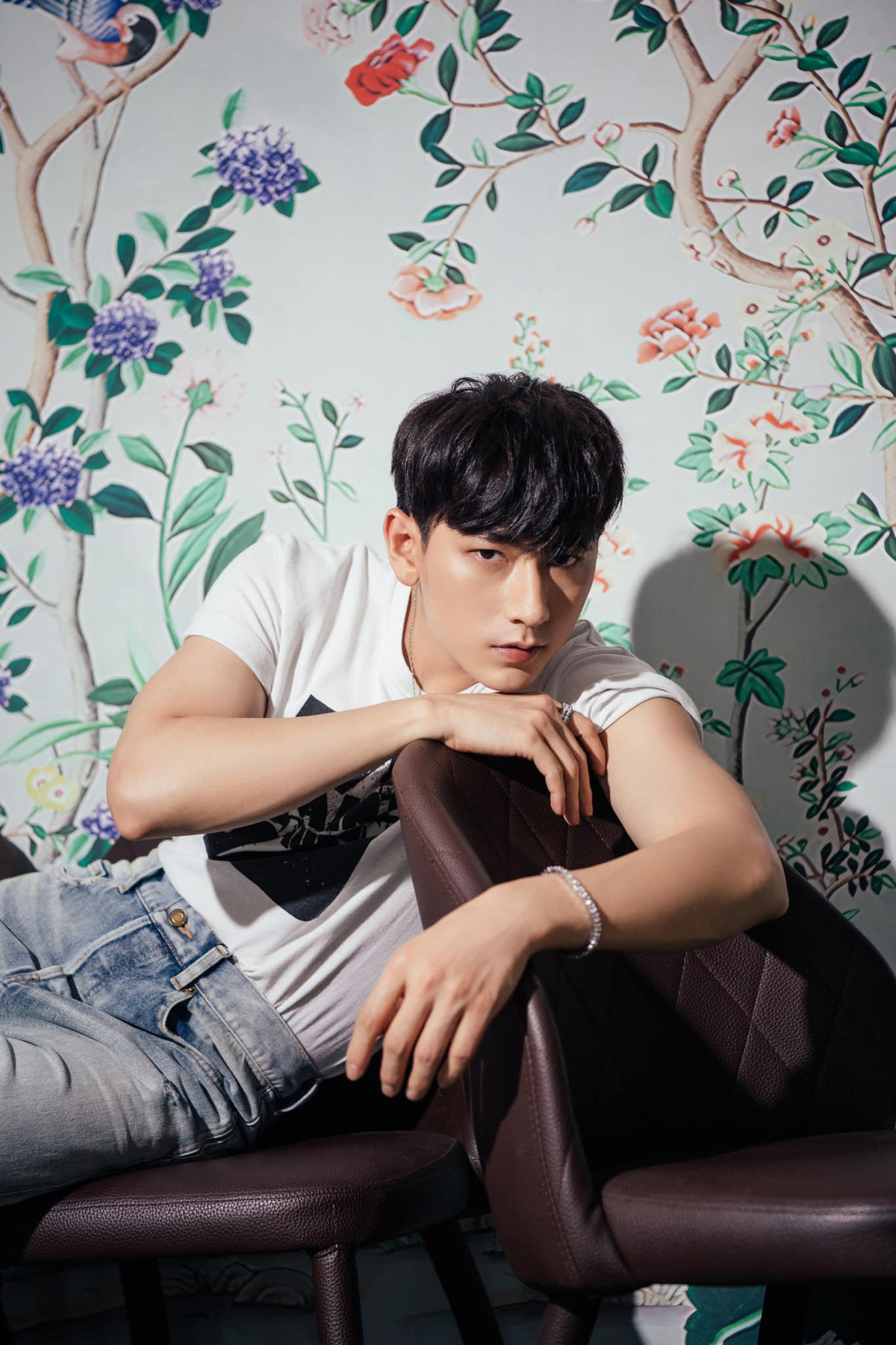 Được biết, Isaac từng bị bạn bè kỳ thị, ức hiếp vì bề ngoài gầy gò, ốm yếu.