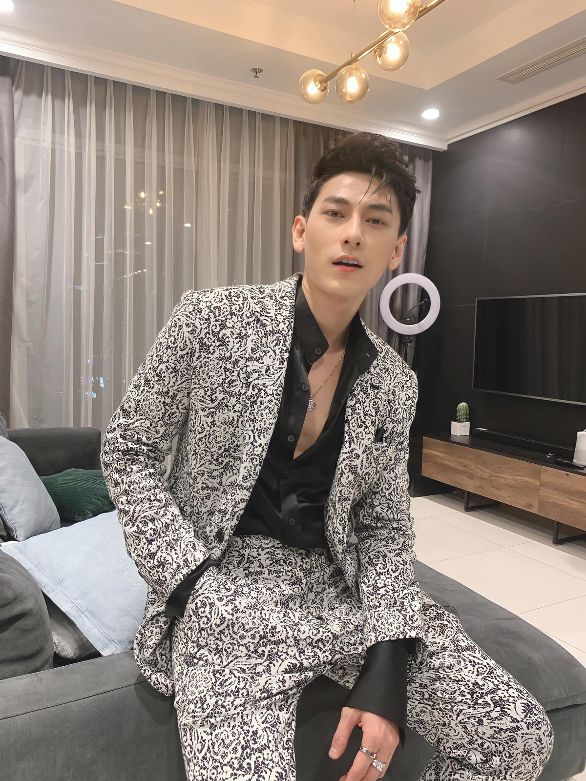 Isaac chăm chỉ đăng ảnh "thả thính" fan trong thời gian ở nhà tránh dịch.