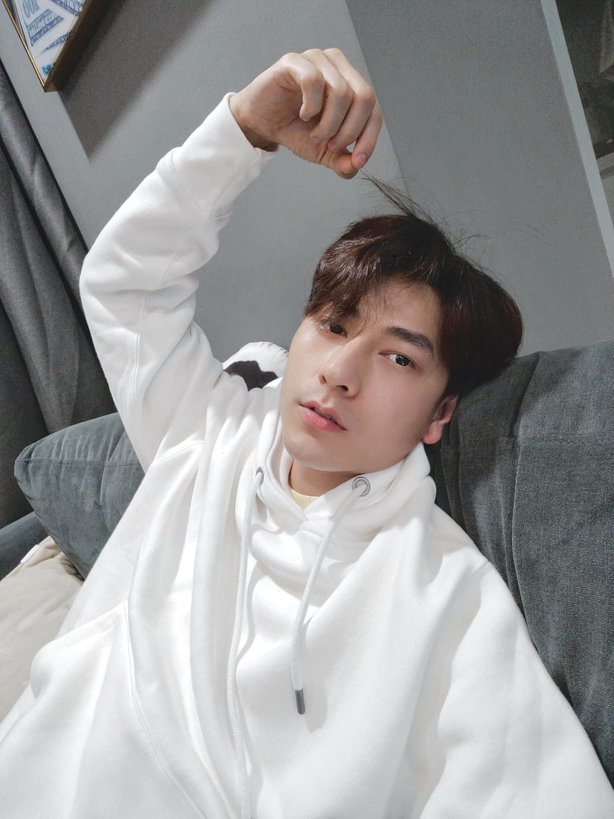 Hơn 10 năm theo nghiệp ca hát, cựu thành viên nhóm 365 không chỉ thu hút lượng fan "khủng" nhờ tài năng mà còn bởi vẻ ngoài điển trai như nam thần.