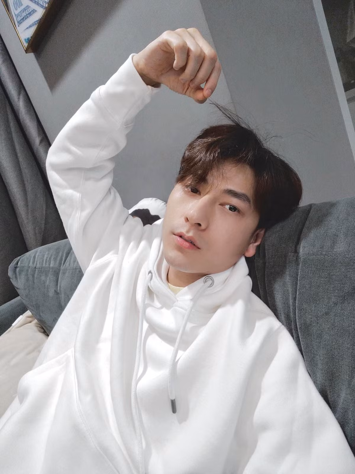 Hơn 10 năm theo nghiệp ca hát, cựu thành viên nhóm 365 không chỉ thu hút lượng fan "khủng" nhờ tài năng mà còn bởi vẻ ngoài điển trai như nam thần.