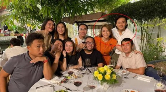 Gần đây nhất, Mỹ Tâm xuất hiện cạnh bạn trai tin đồn kém 10 tuổi cực tình tứ trong buổi gặp mặt hội bạn thân vào tháng 1/2021.