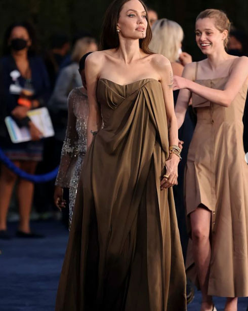 Cô bé là con thứ ba và là con ruột đầu tiên của Angelina Jolie và chồng cũ Brad Pitt.