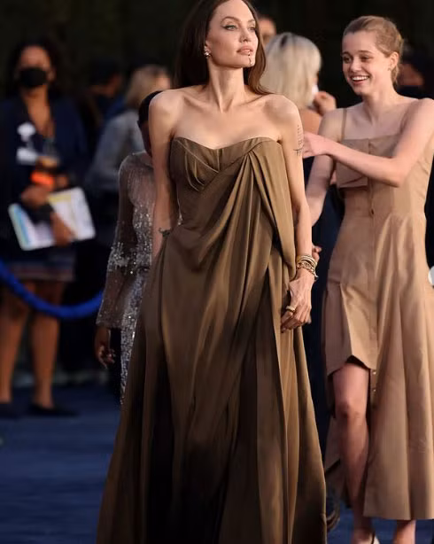 Cô bé là con thứ ba và là con ruột đầu tiên của Angelina Jolie và chồng cũ Brad Pitt.