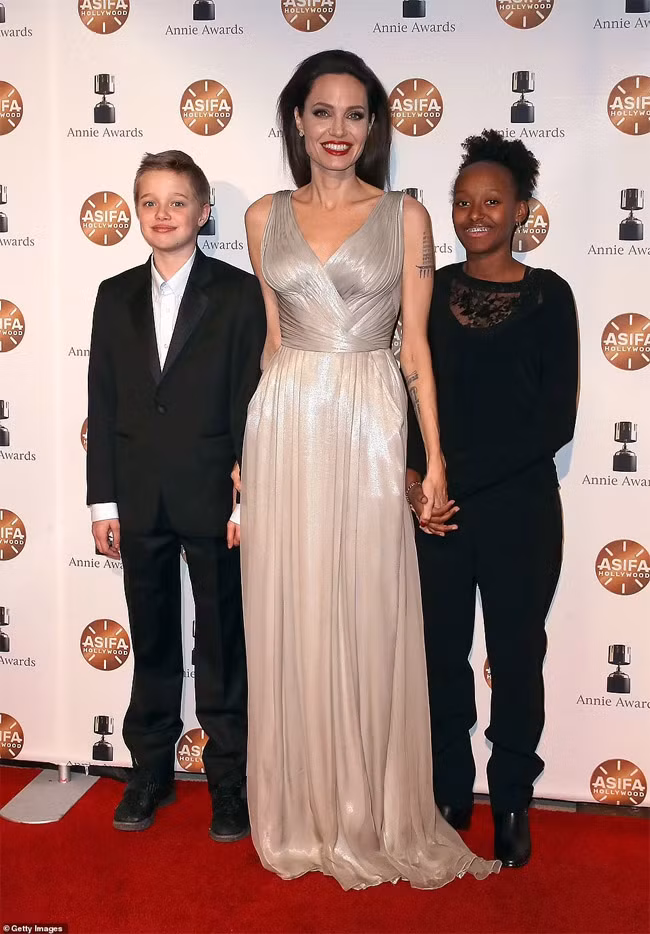 Theo tiết lộ của Angelina Jolie, năm lên 2 tuổi, con gái Shiloh đã yêu cầu mọi người gọi bé là Jonh. "Cô bé muốn được là con trai. Vì vậy chúng tôi phải cắt tóc cho con bé. Shiloh thích mặc đồ của bé trai". (Ảnh: Getty Images)