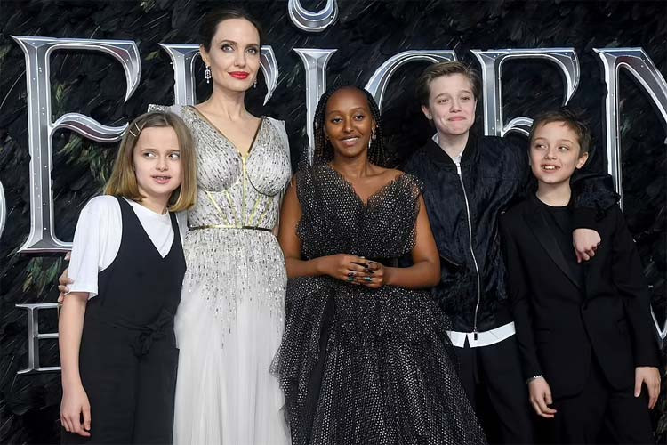 Shiloh năm 2019 đi dự sự kiện cùng mẹ và các em vẫn đặc nam tính với mái tóc ngắn và chiếc áo khoác, quần dài tối màu. (Ảnh: Getty Images) Xem video "Vì sao Angelina Jolie đệ đơn ly hôn chồng". Nguồn VTC14