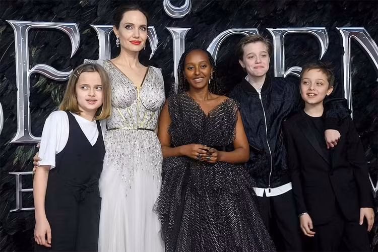 Shiloh năm 2019 đi dự sự kiện cùng mẹ và các em vẫn đặc nam tính với mái tóc ngắn và chiếc áo khoác, quần dài tối màu. (Ảnh: Getty Images) Xem video "Vì sao Angelina Jolie đệ đơn ly hôn chồng". Nguồn VTC14