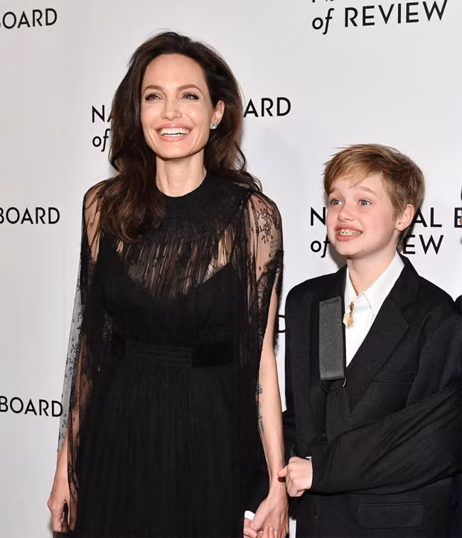 Khi còn nhỏ, Shiloh luôn được bố mẹ khuyến khích hãy mặc theo cách mà mình mong muốn và cô bé luôn chọn style rất nam tính như áo phông, áo jacket, quần short, quần dài tối màu, quần jeans, áo khoác oversize.