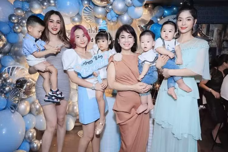 Trước đó, chiều 31/10 chồng vừa tuyên bố đã ly thân thì tối cùng ngày Diệp Lâm Anh và thiếu gia Nghiêm Đức tổ chức sinh nhật cho hai con Boorin và B.Boy nhưng họ không chụp ảnh chung. (Ảnh: 2sao)