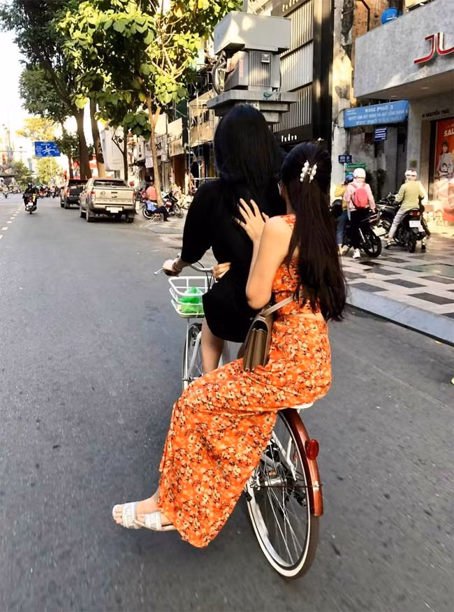 Bà mẹ hai con thong dong dạo phố bằng xe đạp với bạn bè.