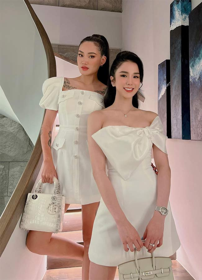 Người đẹp sinh năm 1989 cùng các bạn thân quảng bá các mẫu thời trang mới do chính cô thiết kế, kinh doanh.