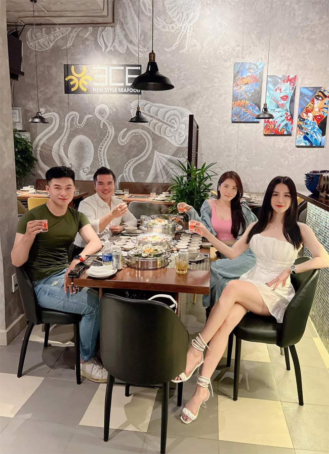 Bà mẹ hai con vẫn dành thời gian đi ăn, đi chơi với bạn bè thân thiết và không hề thấy cô có dấu hiệu gì buồn bã, mệt mỏi.