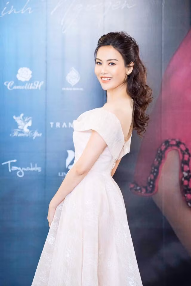 Nhờ chăm chỉ tập luyện từ bơi, yoga, chạy bộ… dù ở tuổi trung niên, Hoa hậu Thu Thủy vẫn trẻ trung khó ai bì kịp.